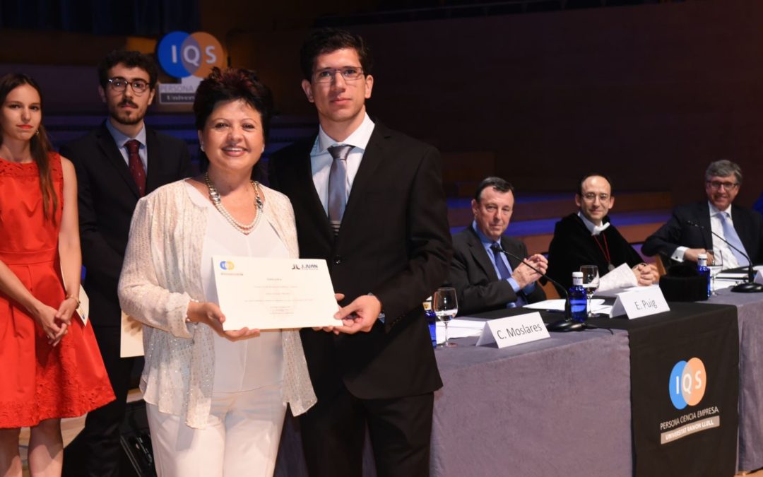 J.Juan otorga una beca de excelencia a un alumno de Máster en IQS